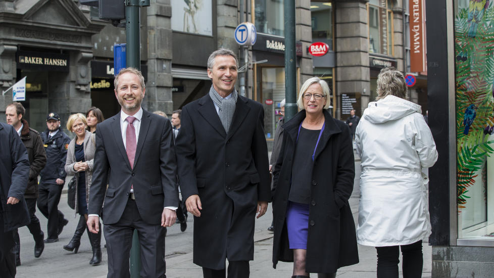 HER ER DERES TI�RSPLAN: Milj�minister B�rd Vegar Solhjell, statminister Jens Stoltenberg og samferdselsminister Marit Arnstad presenterer Nasjonal transportplan 2014-2023 n�. Foto: Berit Roald / NTB scanpix.