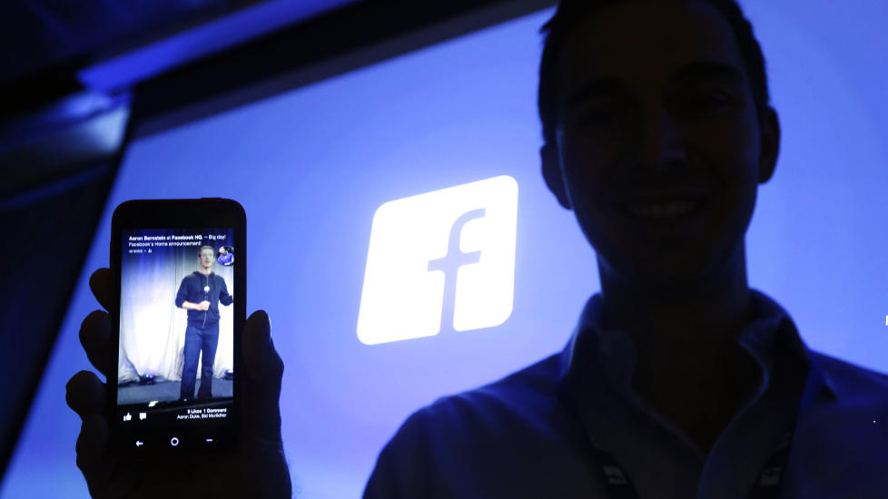SMART: Facebook har n� mer enn 750 millioner bruker p� smarttelefoner.  (AP Photo/Marcio Jose Sanchez)