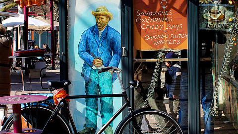 VAN GOGH: Kunstneren m�ter du overalt i Amsterdam. Foto: KIRSTEN MARGRETHE BUZZI