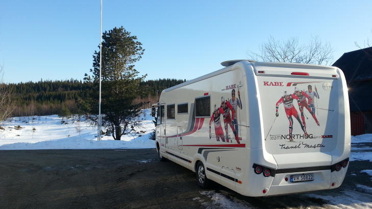 NORTHUG P� TUR: Den �tte meter lange bobilen skal gi Petter den roen han trenger for � yte best mulig, b�de i nasjonale og internasjonale l�p.Foto: John Northug