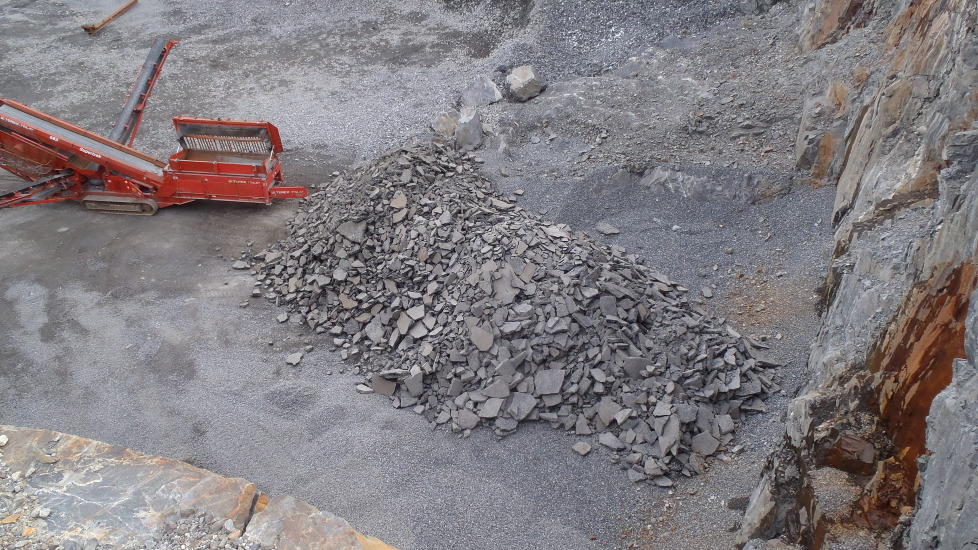 DUMPET: Private akt�rer har f�tt analysert giftinnholdet i gravemasser som er kj�rt fra AF Decoms ophoggingsanlegg for utrangerte oljeinstallasjoner i Vats til et pukkverk 11 kilometer unna. Labanalysene viser h�ye verdier av tungmetaller. Foto: Privat