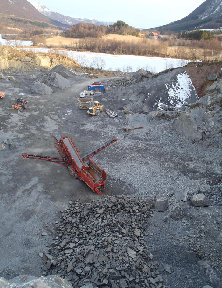 FRYKTER FOR MILJ�ET: Milj�bevegelsen i Vats frykter at giftige tungmetaller fra gravemasene skal sive ut i Vatsvatnet. Foto: Privat