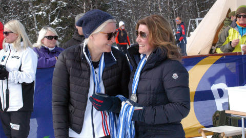  UTDELERNE:  Mette Marit og M�rtha Louise s� begge sv�rt ut mens de tok seg av premieutdelingen etter Riderrennet. Foto: Per-Einar Johannessen, NIF.