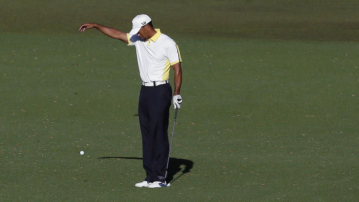  DROPPEN:  Her foretar Tiger Woods den omdiskuterte droppen p� 15. hullet. N� er det klart at han slipper unna med to straffeslag. Foto: AP Photo / Charlie Riedel / NTB Scanpix