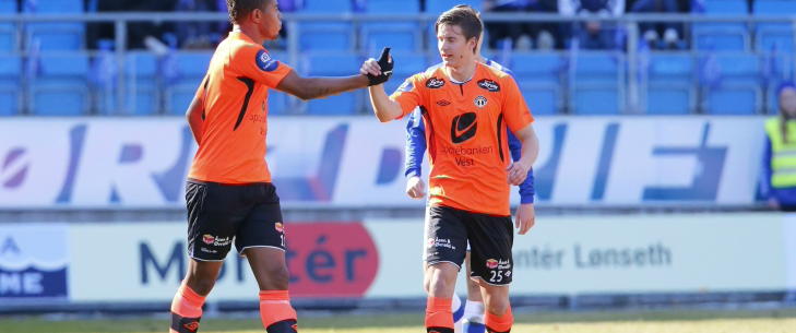 1-0: Sogndals Ricardo Dos Santos (t.v.) gratuleres med 0-1 av Ruben Hols�ter i kampen mellom Molde og Sogndal p� Aker Stadion l�rdag. Foto: Svein Ove Ekornesv�g  / NTB scanpix