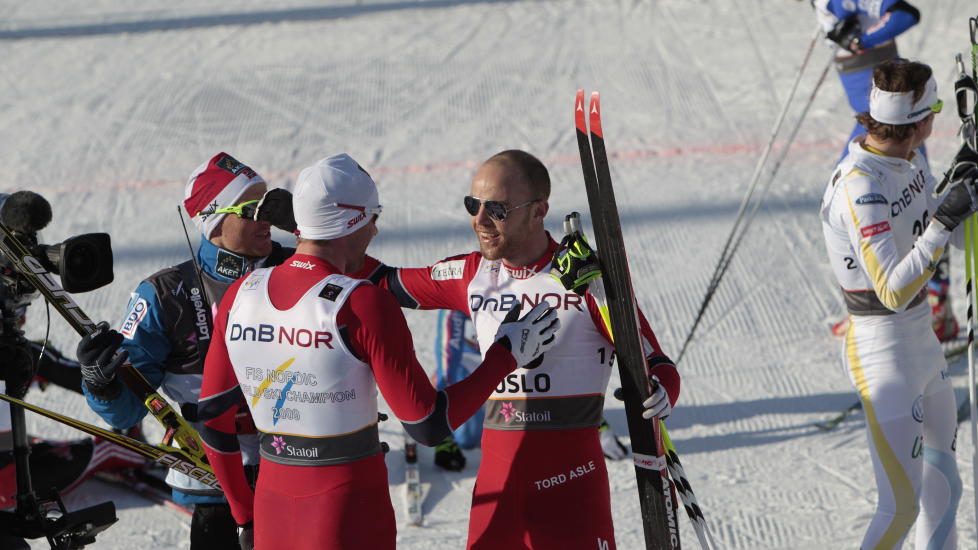 ROLLENE BYTTET? Det er ikke normal kost � se Tord Asle Gjerdalen sl� superspurter Petter Northug p� oppl�pet i et skirenn. Det gjorde han i dag. Her er de to etter m�lgang i VM i Kollen i 2011, etter at Petter Northug vant femmila.
Foto: Gorm Kallestad / Scanpix