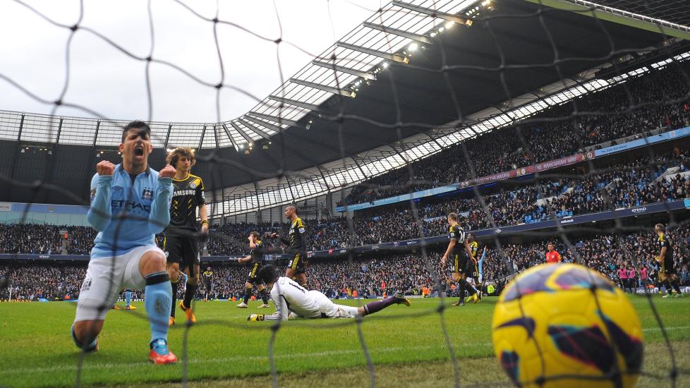 HAR TRO P� SEIER: Sergio Aguero (i bl�tt) mener Manchester City har alt � vinne i FA-cup-semifinalen mot Chelsea i morgen. Her feirer han en scoring mot London-laget i februar. Den vant City 2-0. Foto: AFP/ANDREW YATES