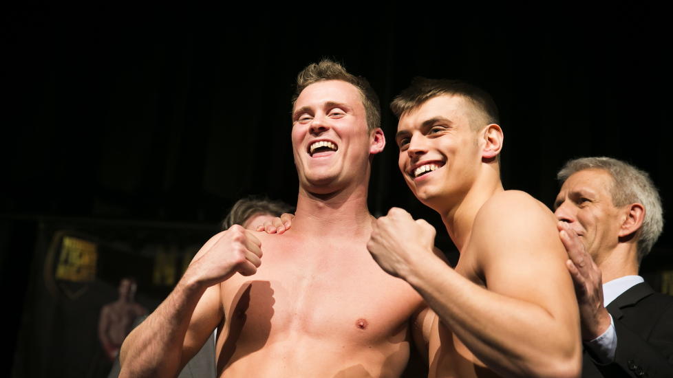 TAPTE: Tim-Robin Lihaug (venstre) ble sl�tt ut mot svenske Oscar Ahlin under Nordic Fight Night i kveld. Det kan bety slutten p� boksekarrieren.
Foto: Heiko Junge / NTB scanpix