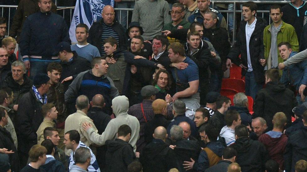 BLODIG: Milwall-fansen begynte � sl�ss p� tribunen under FA-cup-semifinalen p� Wembley i kveld. Foto: AFP/PAUL ELLIS