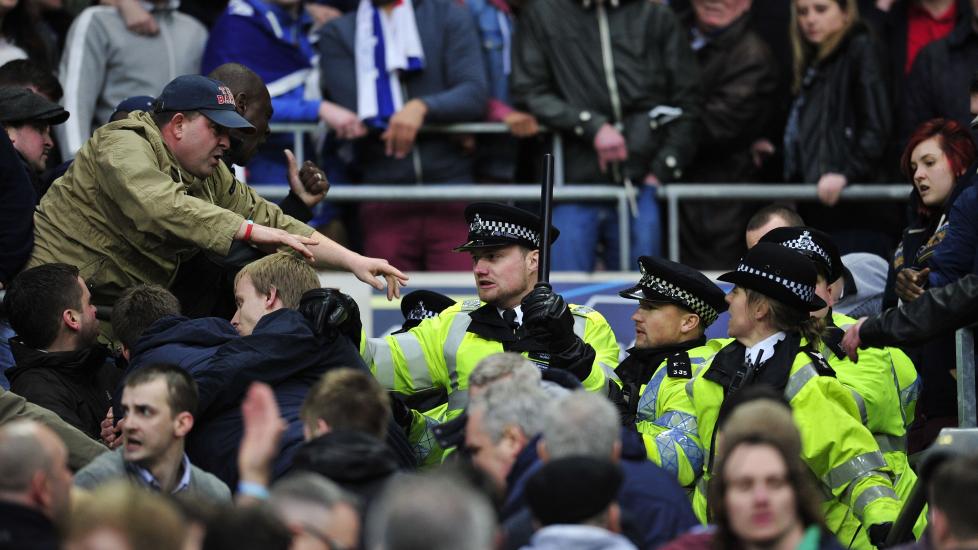 SL�SSING: Flere Millwall-fans endte i et realt basketak under semifinalen mot Wigan i FA-cupen. N� er 10 p�grepet. Foto: AFP PHOTO / GLYN KIRK / NTB SCANPIX