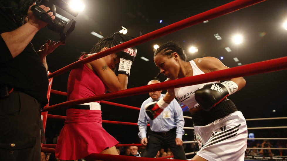 FIKK BANK: Mia St. John hadde ikke sjans mot Cecilia Br�khus i ringen, og dommeren stanset kampen i tredje runde.  Foto: NTB Scanpix