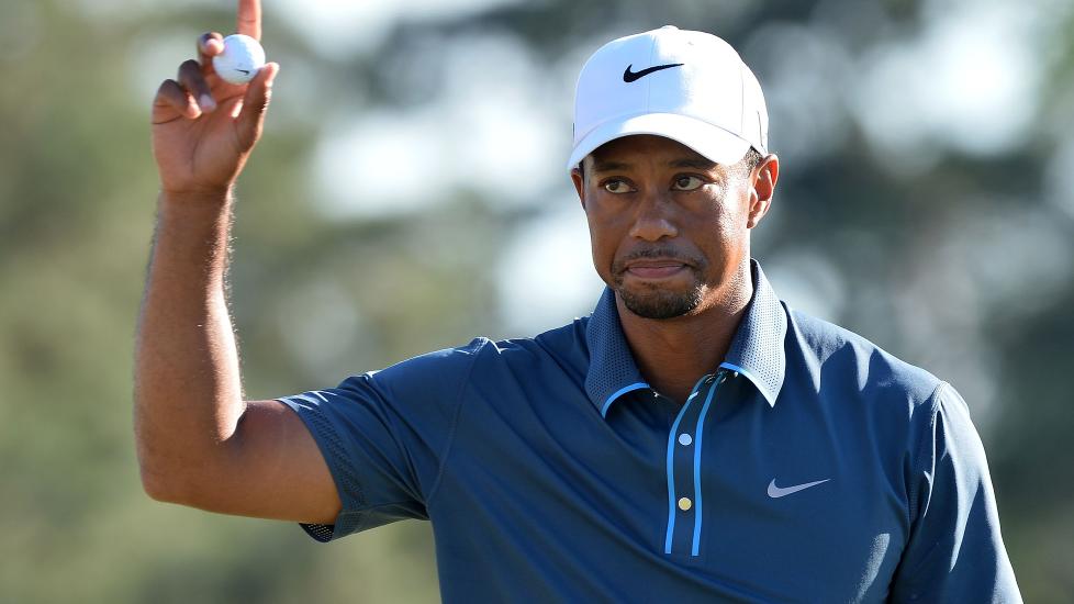  HENGER I:  Tiger Woods er p� en delt �ttendeplass f�r den siste runden i US Masters. Etter en 70-runde l�rdag, er han enn� i kampen om den gr�nne jakka i den prestisjetunge turneringen. Foto:  AFP PHOTO / Jewel Samad / NTB Scanpix