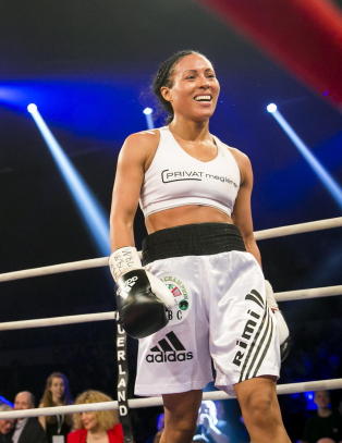 Norske Br�khus-fans bombarderer Holly Holms Facebookside