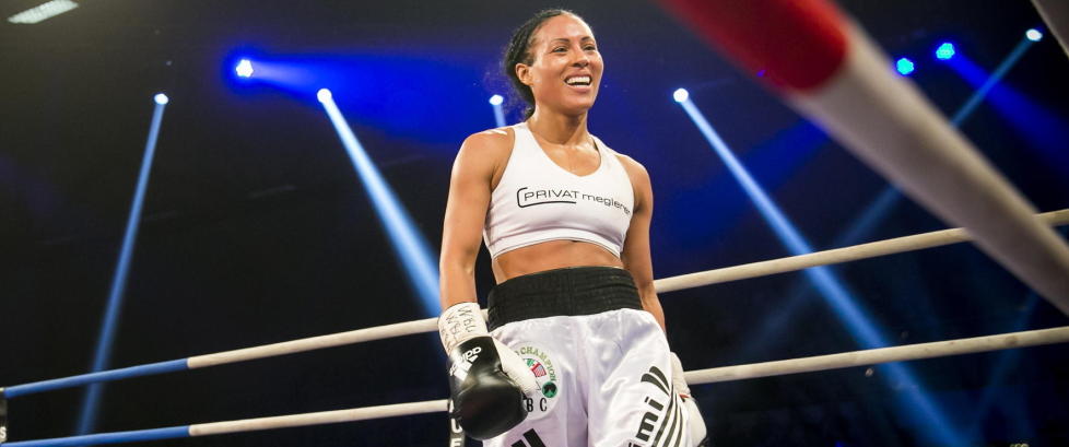 Norske Br�khus-fans bombarderer Holly Holms Facebookside