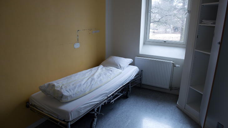 NAKENT: Pasientrommene p� akuttpsykiatrisk avdeling p� Ullev�l sykehus er enkle, med nakne gule vegger. Foto: �istein Norum Monsen / DAGBLADET