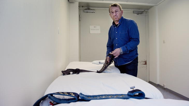 - M� FORTSATT TIL: Til tross for en halvering av tvangsbruken de siste �tte �ra, bruker akuttpsykiatrisk avdeling p� Ullev�l sykehus fortsatt tvengstiltak mot en del av pasientene. 
- Noen pasienter blir ville, gale, voldelige og utagerende. Vi bruker alle lovlige former for tvangsmidler her, sier avdelingsoverlege  Ole Steen. Foto: �istein Norum Monsen / DAGBLADET