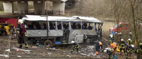 Minst fem personer d�de da bussen av ukjente �rsaker kj�rte rett av veien