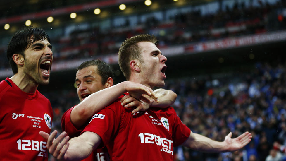  HISTORISKE:  Wigans Callum McManaman, Shaun Maloney  og Jordi Gomez gikk i g�r videe til klubbens f�rste FA-cup-finale. Men kampen ble likevel overskygget av br�ket p� tribunen. Foto: REUTERS / Darren Staples / NTB Scanpix