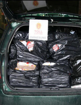 Se bildene av det vanvittige beslaget: Smuglerliga lastet bilene med minst 16 tonn sprit og �l