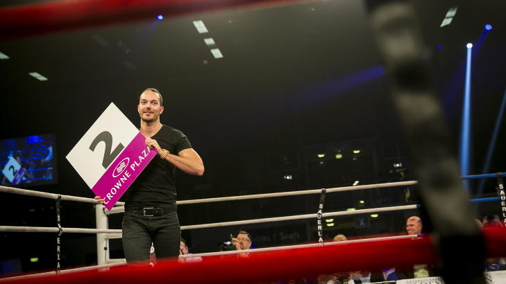  MER STIL:  Sebastian Brage Hansen skrev historie da han var tidenes f�rste mannlige plakatb�rer under en boksekamp - valgt av Cecilia Br�khus. Foto: Heiko Junge / NTB scanpix