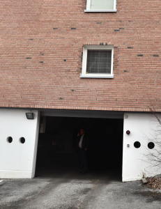 Fire�ring havnet i klem i garasjeport - alvorlig skadd