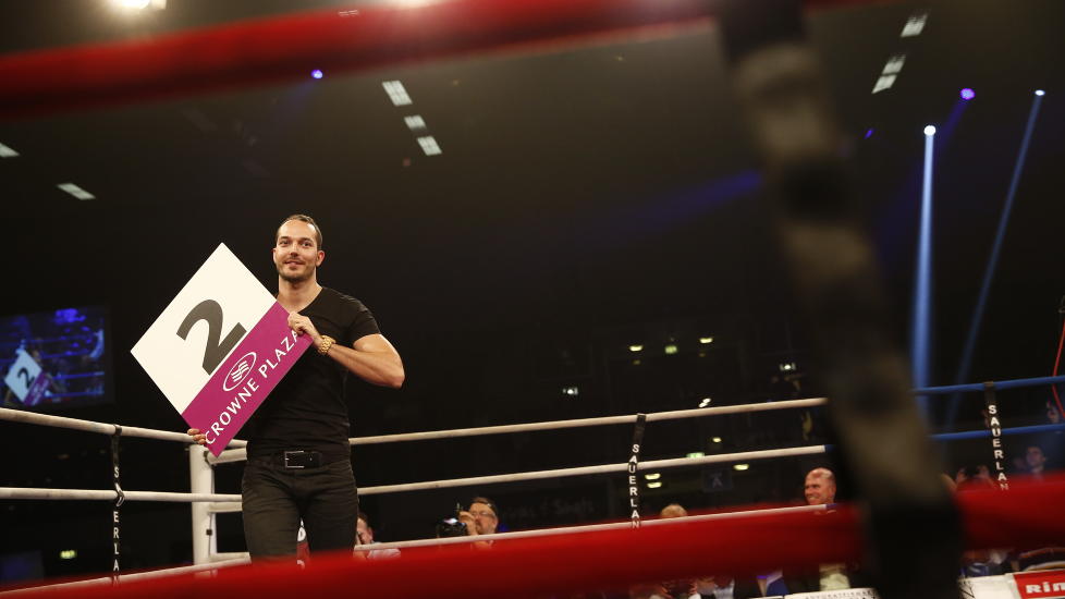 TIDENES F�RSTE: Sebastian Brage Hansen ble tidenes f�rste ringgutt da han fikk oppgaven under g�rsdagens Nordic Fight Night i Frederikshavn.
Foto: Heiko Junge / NTB scanpix