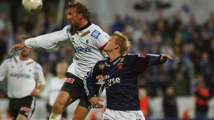 10 �R SIDEN: Dette bildet er fra forrige gang Odd slo Viking i Stavanger i Tippeligaen. Da spilte blant annet Erik Nevland (t.h.) for Viking. Her i duell med Odd Grenlands Jan-Frode Nornes (t.v.). Kampen endte 1-0. Foto: Alf Ove Hansen / SCANPIX