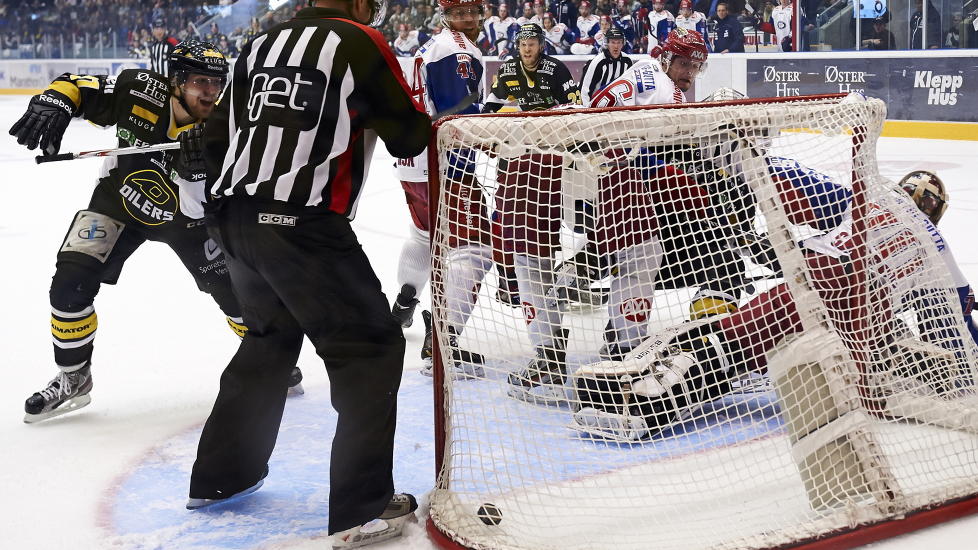 JUBLET TIL SLUTT: Stavanger Oilers sitt m�l, som senere blir annullert under den 6. NM finalen i ishockey for menn, i DNB Arena Stavanger
Foto: Kent Skibstad / NTB scanpix