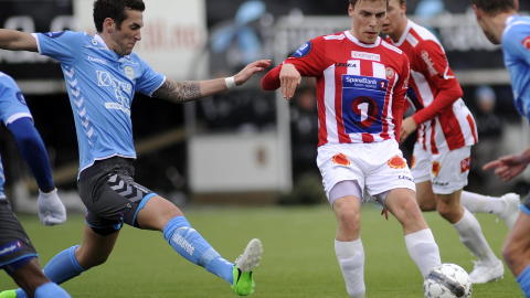 IKKE I FLYTEN MOT SANDNES: Ruben Ytterg�rd Jenssen, i duell med Sandnes Ulfs Avni Pepa, tapte for andre gang p� rad mot Sandnes Ulf i kveld. Foto: Rune Stoltz Bertinussen / NTB scanpix