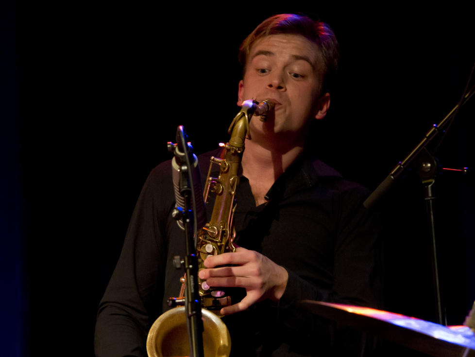 KOMMER: Marius Neset kommer til b�de MaiJazz i Stavanger og Festspillene i Bergen neste m�ned. Besetningene blir ulike, men musikk fra �Birds� blir � h�re begge steder. FOTO: TERJE MOSNES