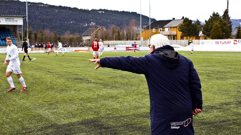 SAME PROCEDURE: Nils Arne Eggen ledet sitt Orkla til tre poeng mot Tynset i ettermiddag. Eggen leverte sitt fra sidelinja som vanlig.Foto: Petter Remen Hanssen