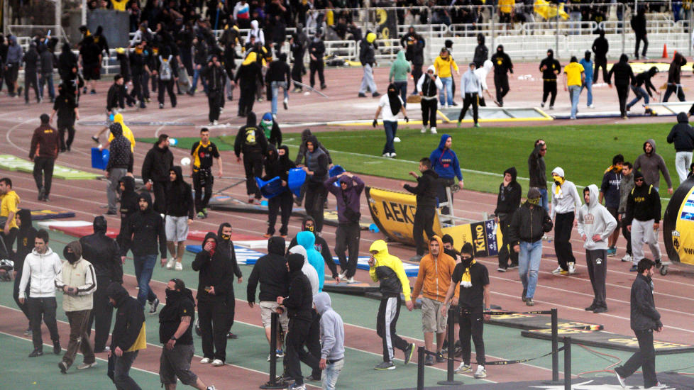 KAOS: AEK-supporterne l�p ut p� banen under fotballkampen mellom AEK og Panthrakikos. Spillerne m�tte l�pe i garderoben. Foto: AP/Newsports
