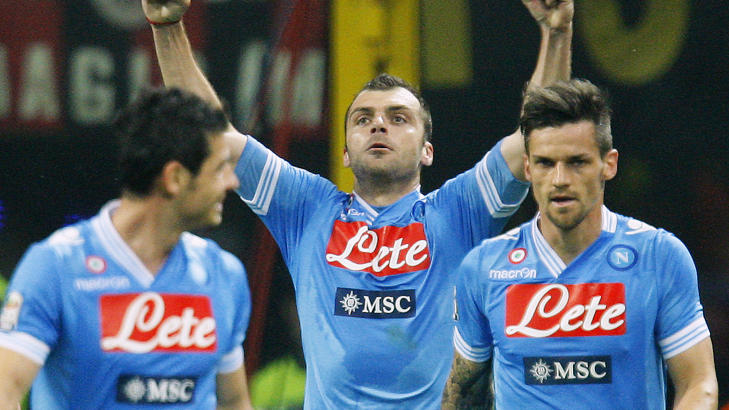 ...SCORET ETTERP�: Tre minutter senere scorte Goran Pandev for Napoli. Foto: REUTERS/Alessandro Garofalo