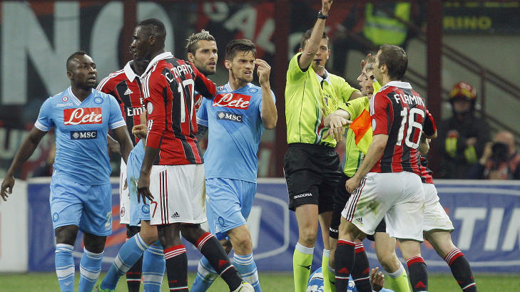 ... S� R�DT: M�lscorer Mathieu ble utvist etter en stygg takling tjue minutter f�r slutt. Foto: REUTERS/Alessandro Garofalo