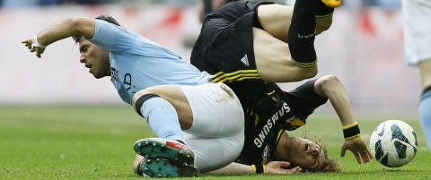Ag�ero straffes trolig etter tofotstakling p� rumpa til Luiz