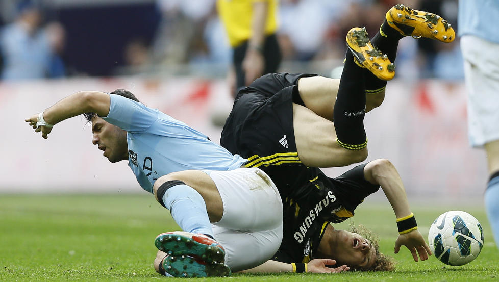 STYGG TAKLING: Sergio Ag�ero hoppet inn med strake bein og stemplet rompa til David Luiz. N� sier han unnskyld. Foto: AP Photo/Kirsty Wigglesworth/NTB scanpix