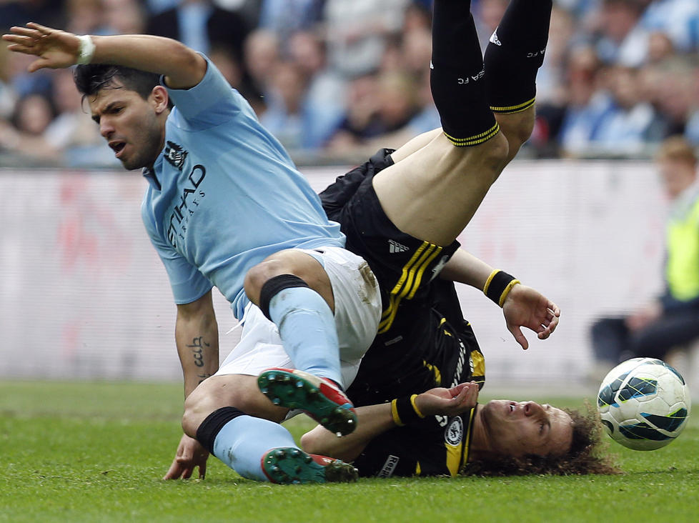B�R SI UNNSKYLD: Manchester Citys Sergio Ag�ero og Chelseas David Luiz etter duellen. SIstnevnte mener at Ag�ero b�r si unnskyld. Foto: REUTERS/Suzanne Plunkett/NTB scanpix