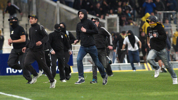 STORMET BANEN: AEK-supporterne. Foto: AP/Newsports