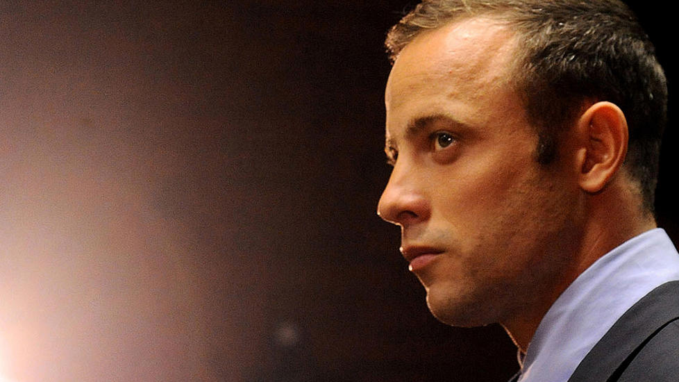 VAR UTE MED VENNER: Oscar Pistorius var ute med venner for f�rste gang siden drapsnatta. Det rapporteres at han skal ha drukket alkohol og fl�rtet med kvinner. Foto: AP Photo/Themba Hadebe/NTB scanpix