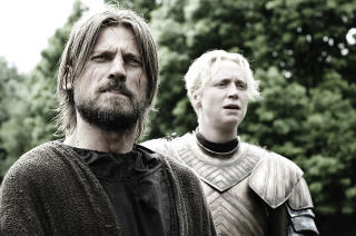 Kjeltring:  Suksesserien Game of Thrones har gjort Nikolaj Coster-Waldau til verdensstjerne. Her med Gwendoline Christie som hans fangevokter Brienne.