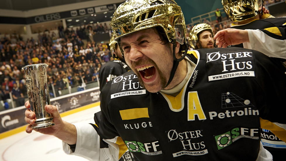 MISTET GULLMEDALJEN: Stavanger Oilers Lars-Peder Nagel feirer kongepokalen og NM gull. I tiden etterp� mistet han gullmedaljen sin. Foto: Kent Skibstad / NTB scanpix