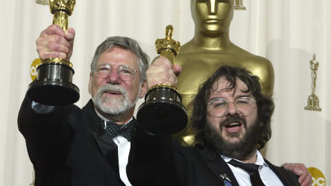SUKSESSRIK PRODUSENT: Barrie Osbourne vil lage film i Norge. Her er han sammen med regiss�r Peter Jackson (t.v.) etter at de fikk Oscar for beste film for �Ringenes Herre: Atter en konge�. Filmen fikk til sammen elleve Oscar. Foto: Robert Galbraith / Reuters.