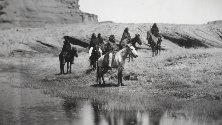 Ca. 1904: Seks Navajo-indianere p� hest. Foto: Library of Congress/Edward S. Curtis