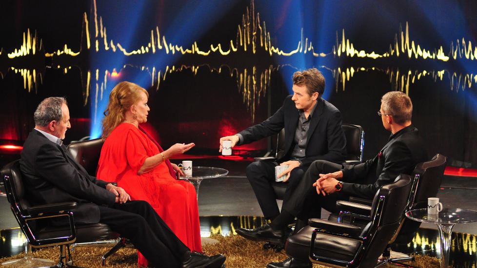 KONTROVERSIELT: - I ett �r har jeg har ligget bl�dende p� offentlighetens torg med et spyd i brystet, i mammahjertet, sa Anna Wahlgren om kritikken fra sin datter Felicia Feldt. Jon Michelet (t.v.) syntes det var ubehagelig � v�re vitne til det sterkt kritiserte intervjuet. Foto: Sigge Klemetz/Stella pictures