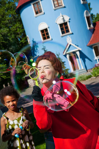 MUMMIVERDEN: De venter p� deg i �r ogs�, Lille My, Mummimamma og Mummipappa. Pluss et gresskar du kan krype oppi. Foto: MUMMIVERDEN