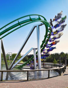 L�fter deg opp til sjuetasjers h�yde og slenger deg ned i en undersj�isk tunnel