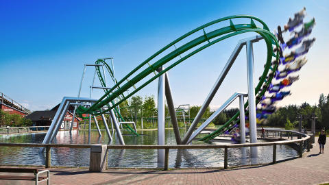 H�YT OG LAVT : Den nye berg-og-dal-banen �Orkanen� er 453 meter lang, g�r b�de over og under vann, og kommer opp i 75 kilometer i timen. Orkanen finner du p� Jylland. Parken er like stor som 55 fotballbaner. Foto: F�RUP SOMMERLAND
