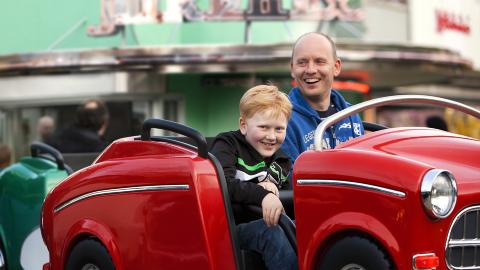 G�TEBORG: Det kan v�re like moro � kj�re bil som � henge h�yt oppe i lufta i Liseberghjulet. Foto: LISEBERG