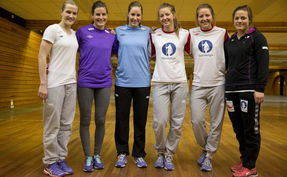 S�STRENE NORGE: Fra venstre: Lise L�ke (lilles�steren til Heidi), Linn-Kristin Riegelhuth Koren og lilles�steren Betina Riegelhuth, Sanna Solberg og tvillings�steren Silje og Thea M�rk (s�ster til Nora). Foto: H�kon Mosvold Larsen, NTB scanpix