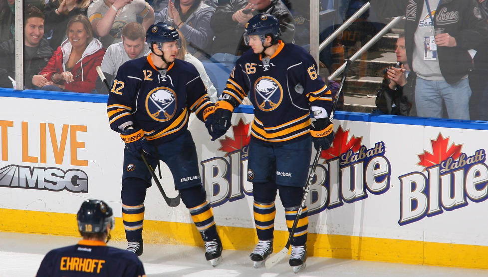 KONKURRANSE: Buffalo Sabres meldte seg i natt inn i kampen om de siste sluttspillplassene i Eastern Conference. Foto: Rick Stewart/Getty Images/AFP